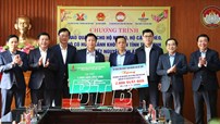 Đồng chí Bộ trưởng Bộ Công Thương cùng các doanh nghiệp trao quà tết cho hộ nghèo, hộ cận nghèo, hộ có hoàn cảnh khó khăn trên địa bàn tỉnh