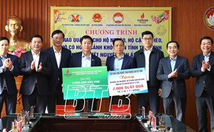 Đồng chí Bộ trưởng Bộ Công Thương cùng các doanh nghiệp trao quà tết cho hộ nghèo, hộ cận nghèo, hộ có hoàn cảnh khó khăn trên địa bàn tỉnh