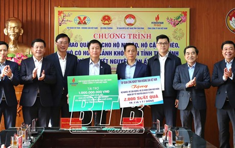 Đồng chí Bộ trưởng Bộ Công Thương cùng các doanh nghiệp trao quà tết cho hộ nghèo, hộ cận nghèo, hộ có hoàn cảnh khó khăn trên địa bàn tỉnh