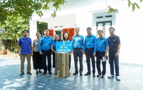 Công đoàn Công Thương Việt Nam và những phần quà trao gửi lúc khó khăn