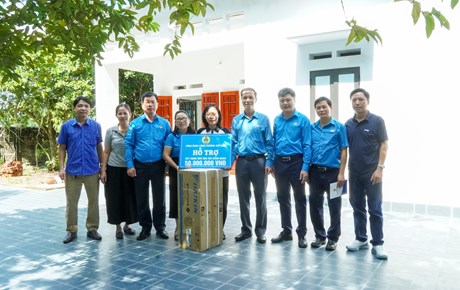 Công đoàn Công Thương Việt Nam trao hỗ trợ "Mái ấm Công đoàn" cho người lao động Công ty CP Supe phốt phát và Hoá chất Lâm Thao 