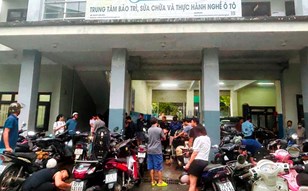 Ấm lòng các điểm sửa xe miễn phí căng mình giúp đỡ người dân vùng lũ Huế