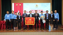 IUH đón nhận Cờ thi đua của Công đoàn Công Thương Việt Nam tại Đại hội Công đoàn Trường lần thứ XVII