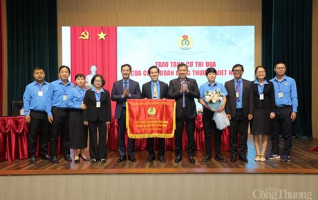 IUH đón nhận Cờ thi đua của Công đoàn Công Thương Việt Nam tại Đại hội Công đoàn Trường lần thứ XVII