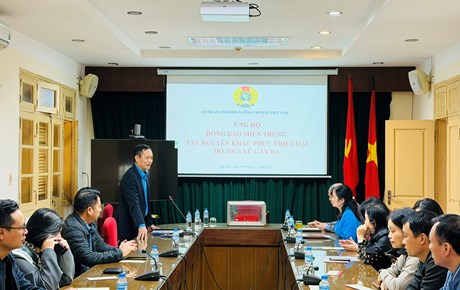 Ủng hộ đồng bào miền Trung, Tây Nguyên khắc phục thiệt hại do mưa lũ 