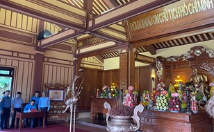 Đoàn đại biểu Công đoàn Công Thương Việt Nam dâng hương tưởng niệm Chủ tịch Hồ Chí Minh