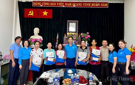Công đoàn Công Thương trao quà tri ân gia đình liệt sĩ tại Công ty Phú Lâm