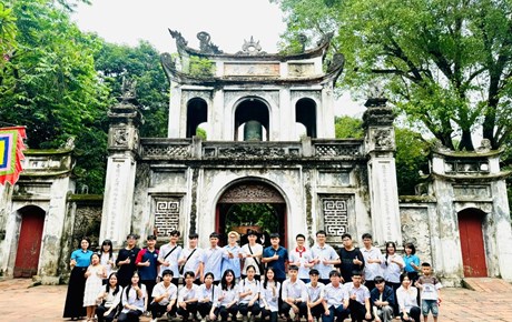 Công đoàn Công ty Apatit Việt Nam tổ chức gặp mặt tuyên dương, khen thưởng các cháu học  sinh tiêu biểu năm học 2024-2025
