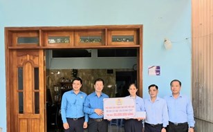 Trao hỗ trợ “mái ấm công đoàn”: lan tỏa tình đoàn kết, sẻ chia với người lao động