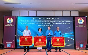 Công đoàn Trường Cao đẳng Công nghiệp và Xây dựng: Vinh dự đón nhận Cờ thi đua và nhiều Bằng khen của Công đoàn Công Thương Việt Nam