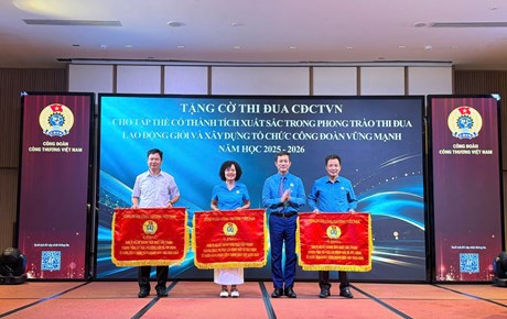 Công đoàn Trường Cao đẳng Công nghiệp và Xây dựng: Vinh dự đón nhận Cờ thi đua và nhiều Bằng khen của Công đoàn Công Thương Việt Nam