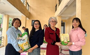 CĐ Trường Cao đẳng công nghiệp và xây dựng chăm lo Tết cho viên chứcm, người lao động nhân dịp Xuân Bính Ngọ 2026