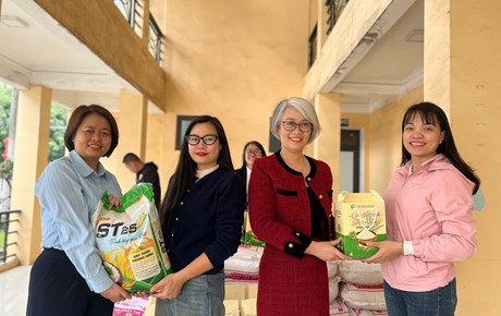 CĐ Trường Cao đẳng công nghiệp và xây dựng chăm lo Tết cho viên chứcm, người lao động nhân dịp Xuân Bính Ngọ 2026