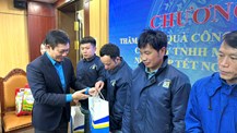 Chủ tịch CĐCTVN tiếp tục đến thăm, trao quà Tết cho đoàn viên, người lao động tại các đơn vị