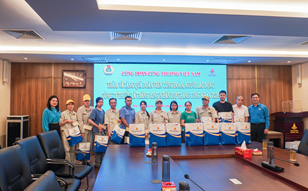 Công đoàn Công Thương Việt Nam thăm, làm việc và trao quà cho đoàn viên, người lao động tại Công ty Thuốc lá Thăng Long