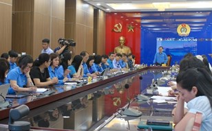 Nâng cao nhận thức chính trị và hiểu biết pháp luật cho công nhân là yêu cầu bắt buộc