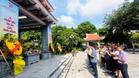Đoàn đại biểu Công đoàn Công Thương Việt Nam dâng hương tưởng niệm các Anh hùng Liệt sĩ tại Nhà Bia tưởng niệm Phường Nghĩa Đô  