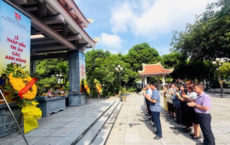 Đoàn đại biểu Công đoàn Công Thương Việt Nam dâng hương tưởng niệm các Anh hùng Liệt sĩ tại Nhà Bia tưởng niệm Phường Nghĩa Đô  