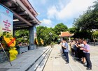 Đoàn đại biểu Công đoàn Công Thương Việt Nam dâng hương tưởng niệm các Anh hùng Liệt sĩ tại Nhà Bia tưởng niệm Phường Nghĩa Đô  