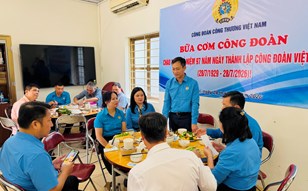 Ấm áp "Bữa cơm Công đoàn" nhân kỷ niệm 97 năm Ngày thành lập Công đoàn Việt Nam 
