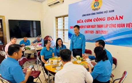 Ấm áp "Bữa cơm Công đoàn" nhân kỷ niệm 97 năm Ngày thành lập Công đoàn Việt Nam 