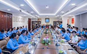 Công đoàn Công Thương Việt Nam và Đoàn đại biểu Cao cấp TW Liên hiệp Công đoàn làm đến thăm và làm việc tại Công ty CP Nhựa Thiếu niên Tiền Phong 