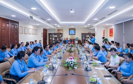 Công đoàn Công Thương Việt Nam và Đoàn đại biểu Cao cấp TW Liên hiệp Công đoàn làm đến thăm và làm việc tại Công ty CP Nhựa Thiếu niên Tiền Phong 