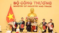 Bộ Công Thương công bố và trao các Quyết định về công tác cán bộ