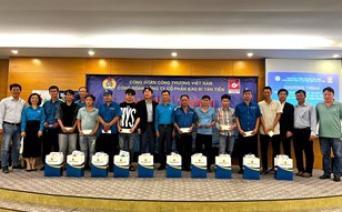 Công đoàn Công Thương Việt Nam trao quà cho người lao động tại TP. Hồ Chí Minh