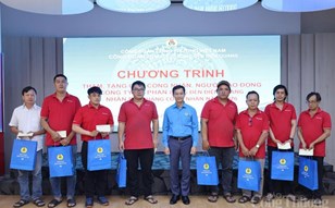 Công đoàn Công Thương Việt Nam: Trao hỗ trợ tới tận tay người lao động