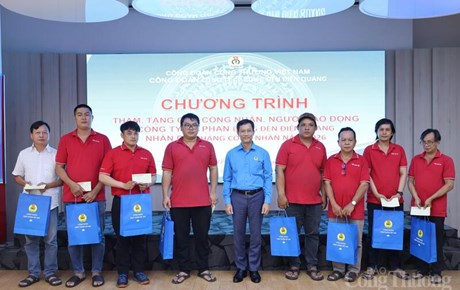 Công đoàn Công Thương Việt Nam: Trao hỗ trợ tới tận tay người lao động
